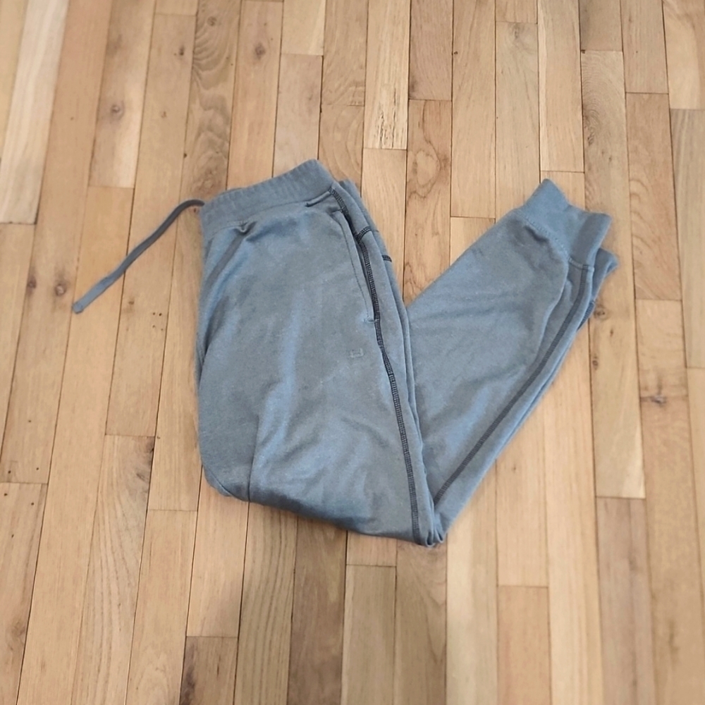 Layer 8 qwick dry boy's sweatpants.  Size L